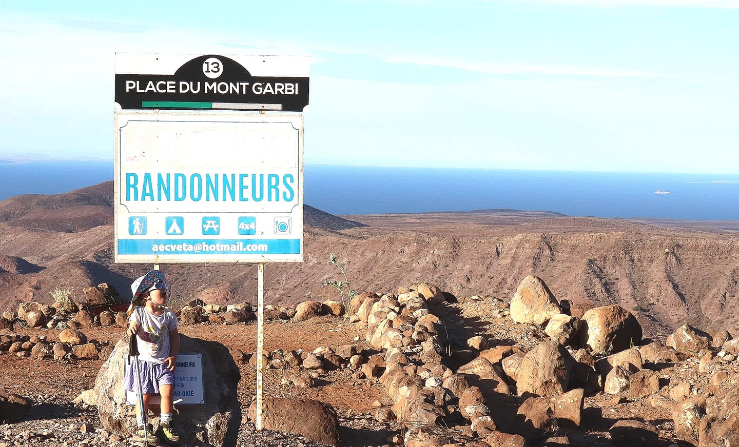 Un enfant devant la magnifique vue depuis Arta la maison des randonneurs