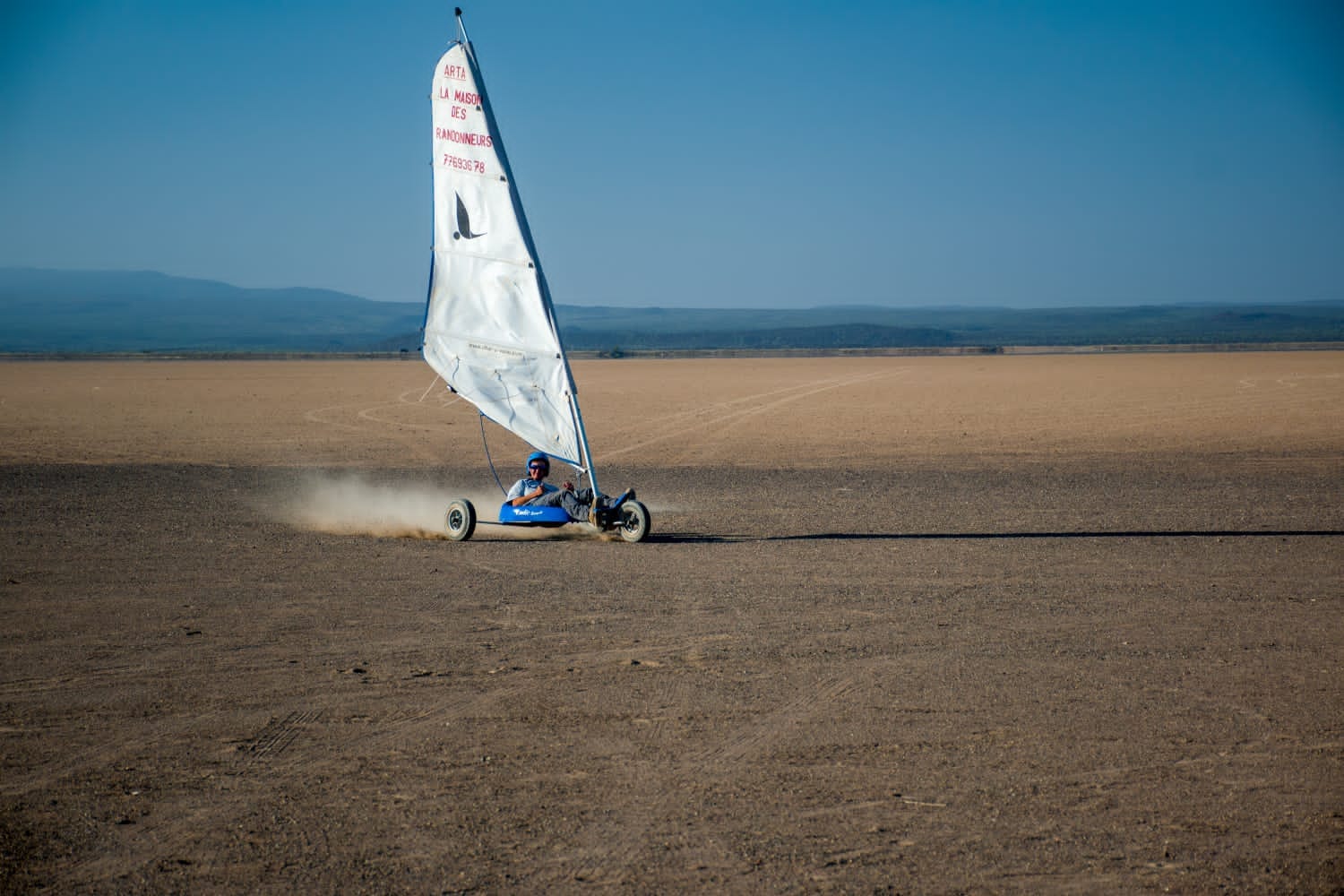 Un touriste fait du char à voile au Centre de Char à voile de monsieur Ali Liaqat