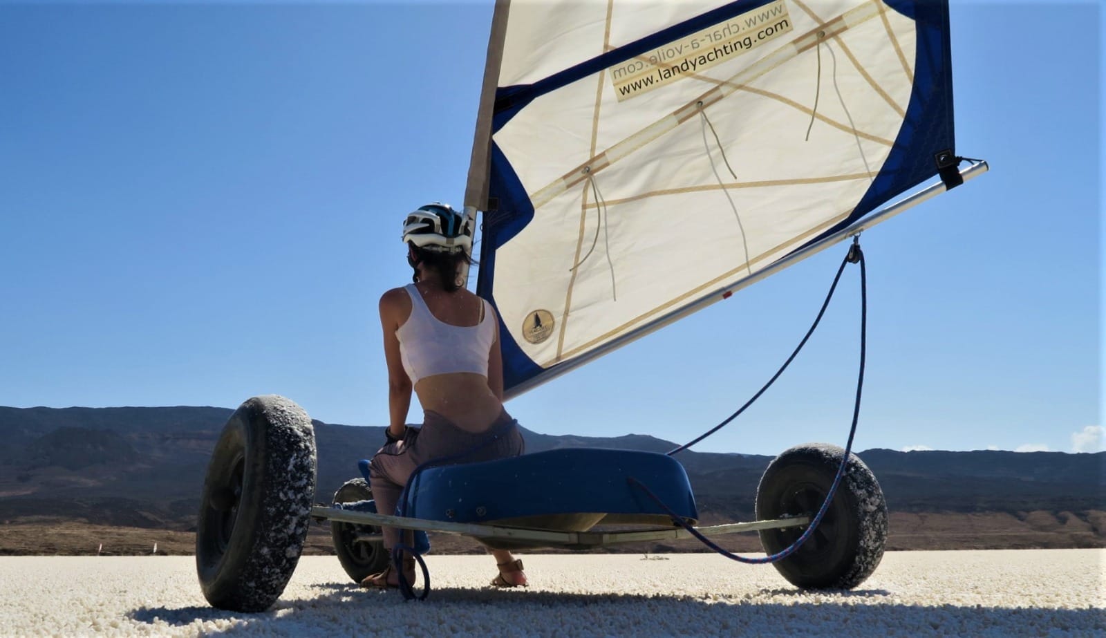 Une enfant assise sur son char à voile au Centre de Char à voile de Djibouti