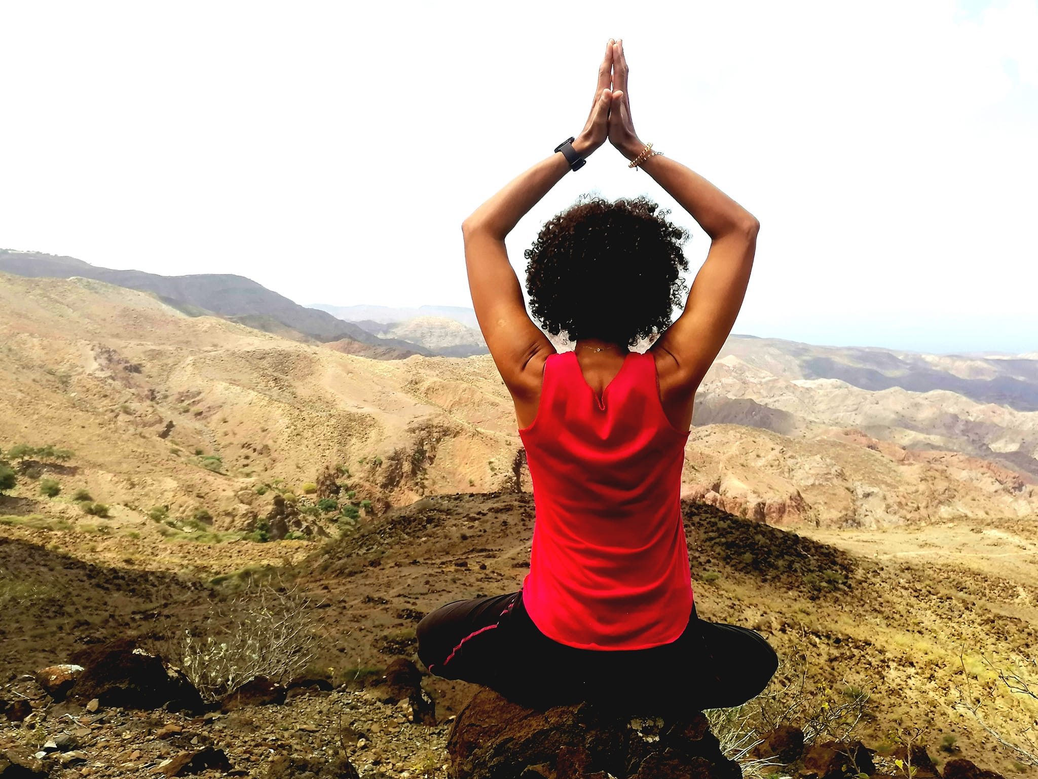 Une femme qui médite devant la superbe vue depuis la maison des randonneurs